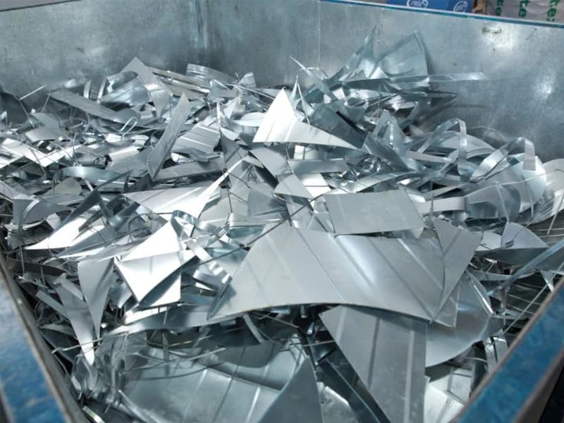 Recortes de aluminio en contenedor para reciclaje